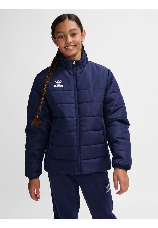 Dziecięca kurtka puchowa Hummel Essential Short Bench. Kolor: niebieski. Materiał: puch