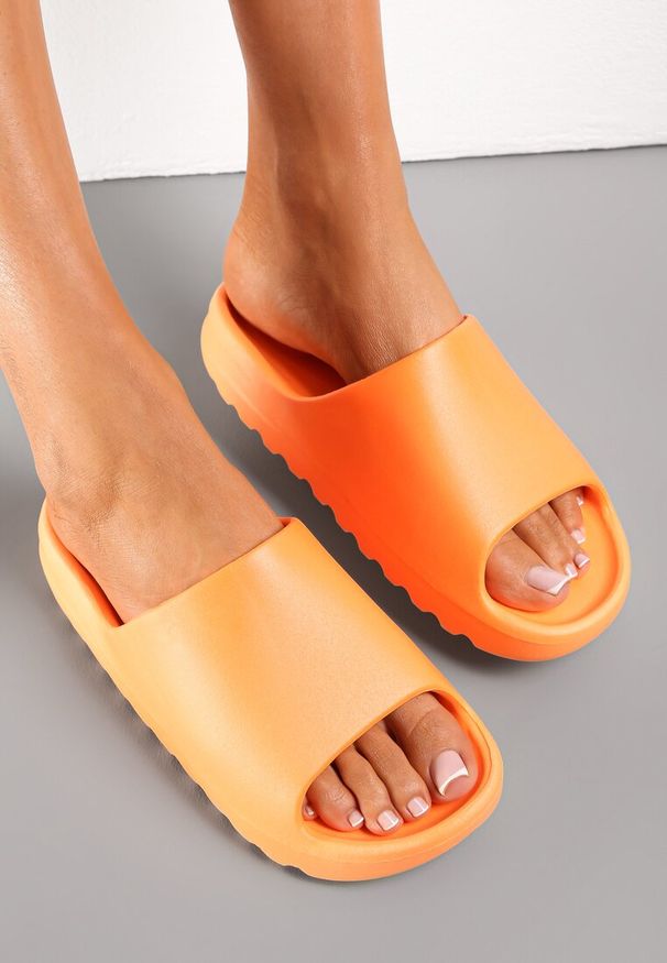 Born2be - Pomarańczowe Piankowe Klapki na Podeszwie z Wycięciami Ferietta. Kolor: pomarańczowy. Obcas: na platformie. Styl: wakacyjny, sportowy