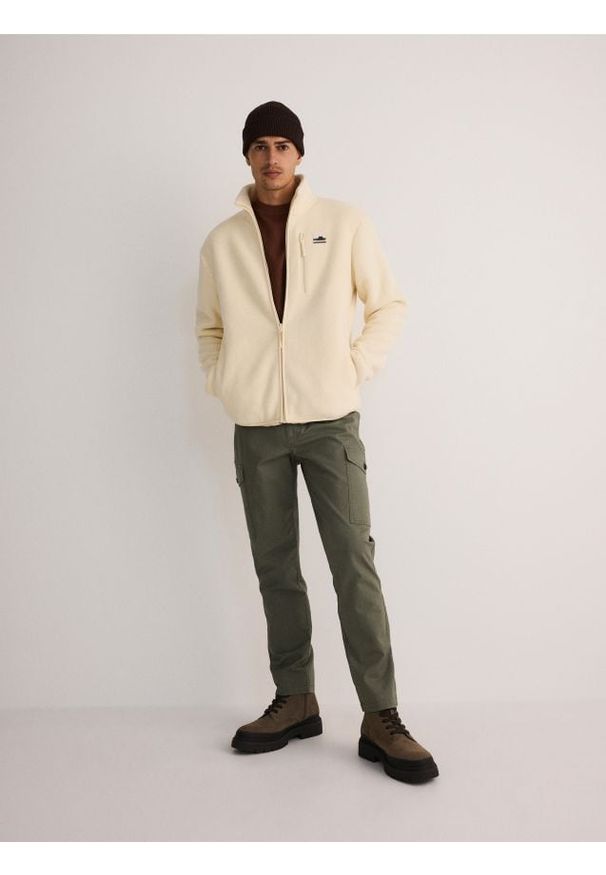 Reserved - Bawełniane spodnie cargo - ciemnozielony. Kolor: zielony. Materiał: bawełna