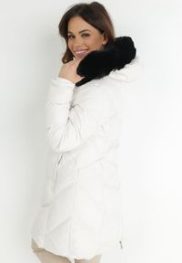 Born2be - Biała Kurtka Pikowana do Kolan z Futrzanym Kapturem Vapho. Okazja: na co dzień. Kolor: biały. Materiał: futro. Długość: do kolan. Styl: casual, elegancki #2