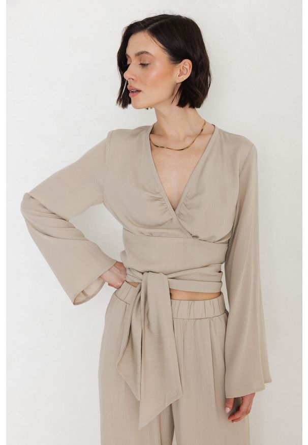 BLUZKA TAYLOR PIASKOWA S - Flawless. Typ kołnierza: dekolt kopertowy. Styl: elegancki