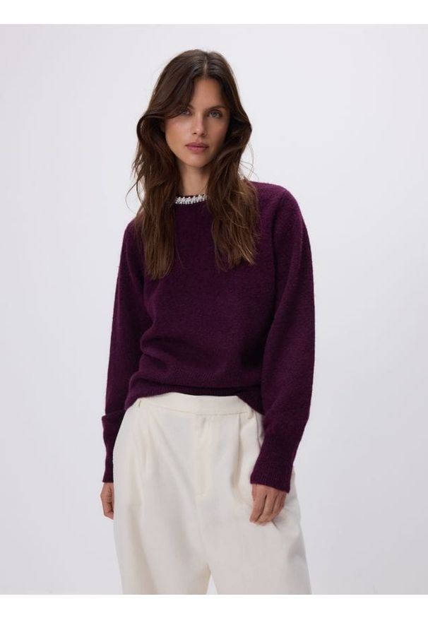 Reserved - Sweter z aplikacją - ciemnofioletowy. Kolor: fioletowy. Materiał: dzianina, wełna. Wzór: aplikacja