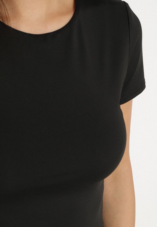 Born2be - Czarny T-shirt Krótki z Wiskozą Eframera. Okazja: na co dzień. Kolor: czarny. Materiał: wiskoza. Długość: krótkie. Styl: elegancki, klasyczny, casual