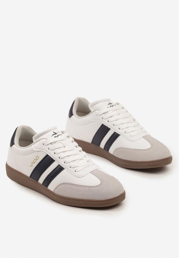 Born2be - Biało-Granatowe Płaskie Klasyczne Buty Sportowe Sneakersy ze Sznurowaniem z Ozdobnym Noskiem i Paskami Timaela. Okazja: na co dzień. Zapięcie: pasek. Kolor: biały. Materiał: jeans. Wzór: aplikacja