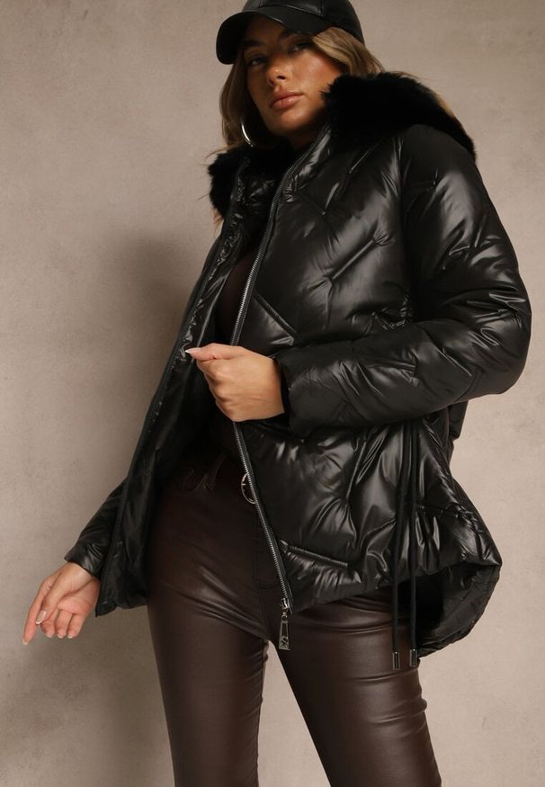 Renee - Czarna Kurtka z Ozdobnym Pikowaniem i Kapturem z Futrem Naliavea. Okazja: na co dzień. Kolor: czarny. Materiał: futro. Styl: casual, elegancki