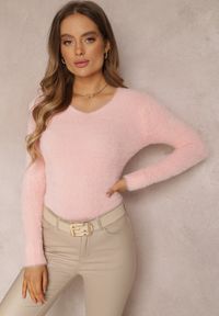 Renee - Jasnoróżowy Sweter Wełniany Aegiopis. Okazja: na co dzień. Typ kołnierza: dekolt w kształcie V. Kolekcja: plus size. Kolor: różowy. Materiał: wełna. Styl: klasyczny, wizytowy, casual, elegancki #5