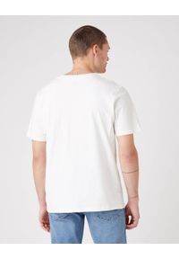 Wrangler - WRANGLER COLLEGIATE TEE MĘSKI T-SHIRT KOSZULKA LOGO NADRUK OFF WHITE W7E0EJ737. Wzór: nadruk