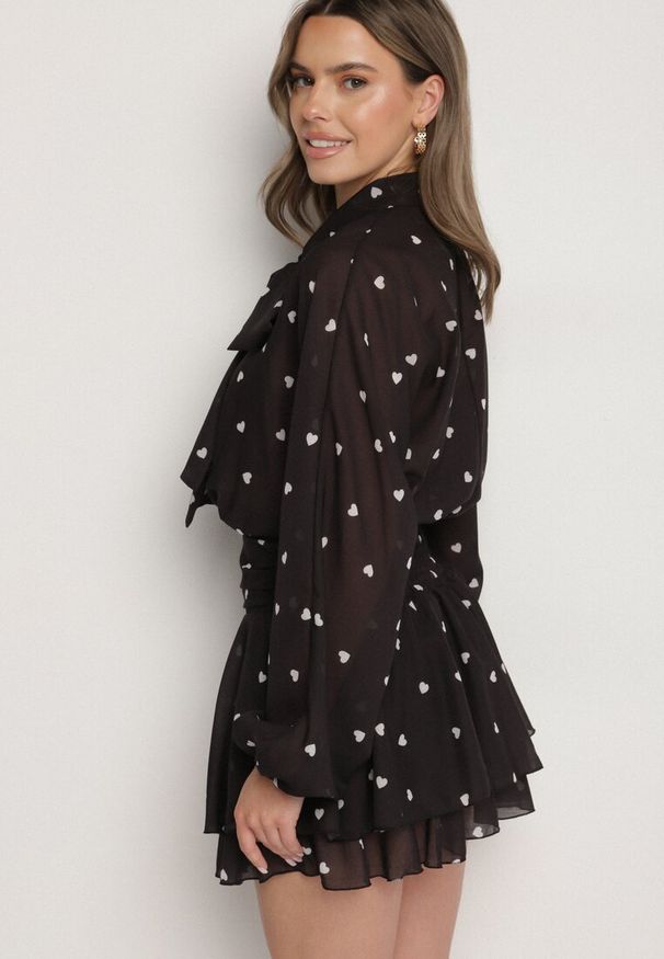 Born2be - Czarna Rozkloszowana Sukienka z Rękawami Typu Nietoperz i Wiązaniem Miriviela. Okazja: na co dzień. Kolor: czarny. Materiał: jeans. Typ sukienki: proste. Styl: klasyczny, casual