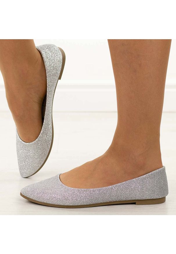 POTOCKI - Srebrne brokatowe baleriny damskie Potocki 23314. Okazja: na imprezę, na co dzień. Kolor: srebrny. Materiał: skóra. Szerokość cholewki: normalna. Sezon: wiosna, lato. Styl: elegancki, casual, klasyczny, wizytowy