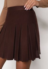 Born2be - Brązowa Plisowana Spódnica z Wiskozą z Wysokim Stanem Nesadoe. Okazja: na co dzień, na spotkanie biznesowe. Stan: podwyższony. Kolor: brązowy. Materiał: wiskoza. Styl: biznesowy, klasyczny, casual, elegancki #2