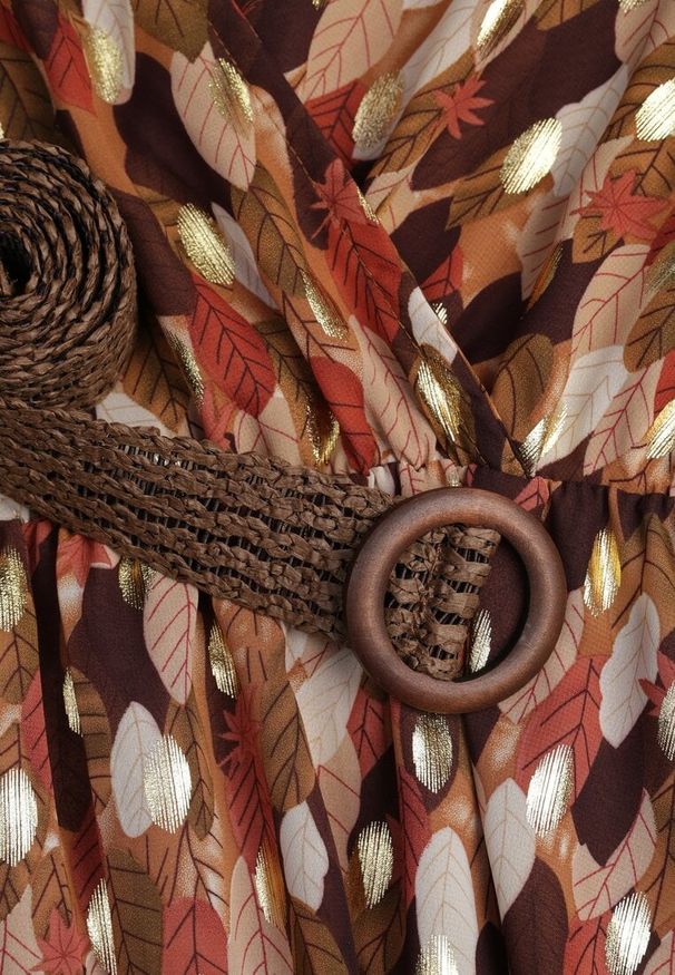 Renee - Brązowa Sukienka Bancroft z Błyszczącym Nadrukiem. Okazja: na co dzień. Typ kołnierza: dekolt kopertowy. Kolor: brązowy. Materiał: zamsz, poliester. Wzór: nadruk. Sezon: wiosna. Typ sukienki: kopertowe. Styl: boho, glamour, casual