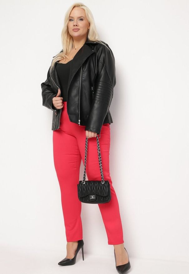 Born2be - Czerwone Spodnie Regular z Elastyczną Talią i Wsuwanymi Kieszonkami Astridda. Okazja: na co dzień. Kolekcja: plus size. Kolor: czerwony. Styl: casual