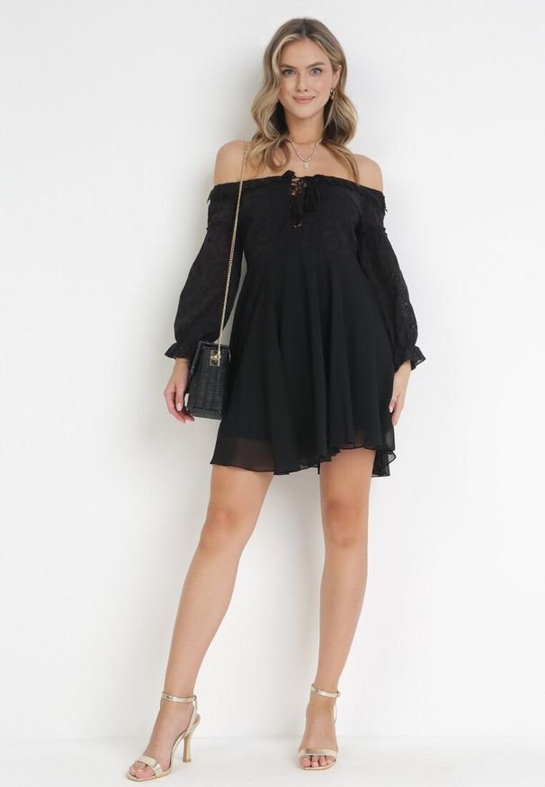 Born2be - Czarna Sukienka Mini ze Sznurowaniem Ozdobiona Koronką Olymetina. Kolor: czarny. Materiał: koronka. Wzór: aplikacja, koronka. Długość: mini