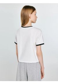 Big-Star - Koszulka dziewczęca z kontrastowym wykoŅczeniem biała Lillia 100. Okazja: na co dzień, na uczelnię. Kolor: biały. Materiał: dzianina. Wzór: nadruk. Styl: retro, młodzieżowy, casual, klasyczny, sportowy #5