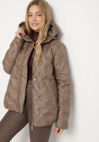 Born2be - Brązowa Pikowana Kurtka Przejściowa z Kapturem Arivitte. Okazja: na co dzień. Typ kołnierza: kaptur. Kolekcja: plus size. Kolor: brązowy. Materiał: jeans. Styl: casual, elegancki