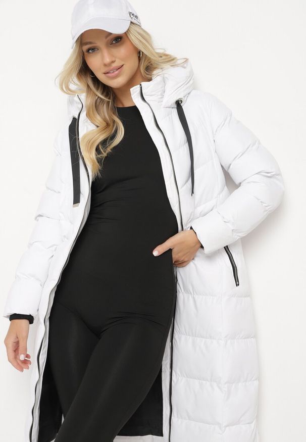 Born2be - Biała Pikowana Kurtka z Kapturem i Ozdobnymi Taśmami Ettaria. Okazja: na co dzień. Typ kołnierza: kaptur. Kolor: biały. Materiał: jeans. Styl: casual, elegancki