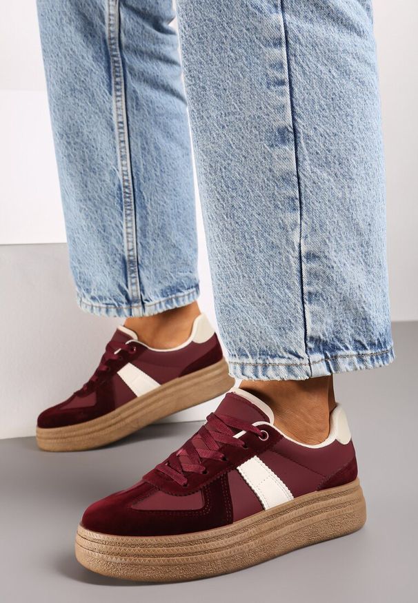 Renee - Bordowe Sneakersy na Grubej Podeszwie z Ozdobnymi Przeszyciami Ysdole. Kolor: czerwony. Materiał: materiał. Obcas: na platformie