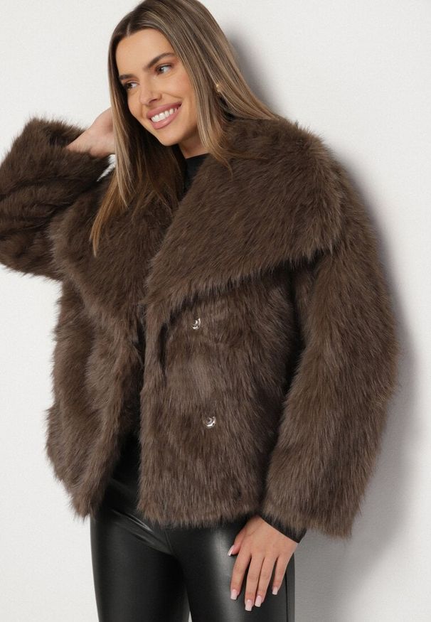 Born2be - Brązowa Kurtka Futro z Wsuwanymi Kieszeniami Liriena. Okazja: na co dzień, na spacer. Kolor: brązowy. Materiał: futro. Styl: klasyczny, casual, elegancki