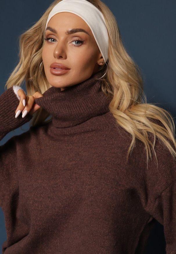 Renee - Brązowa Sukienka Milana. Typ kołnierza: golf. Kolor: brązowy. Materiał: dzianina. Długość rękawa: długi rękaw