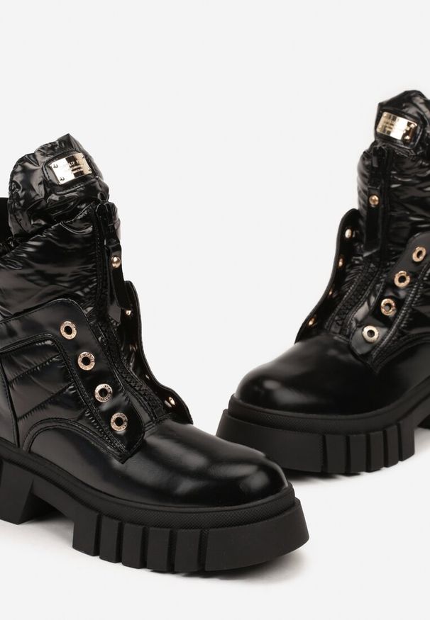 Renee - Czarne Botki na Platformie Ozdobione Pikowaniem i Tłoczoną Podeszwą Lerilisa. Okazja: na co dzień. Kolor: czarny. Materiał: jeans. Wzór: aplikacja. Obcas: na platformie. Styl: casual, elegancki, rockowy. Wysokość obcasa: średni