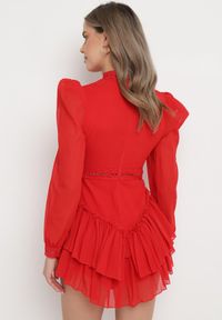 Born2be - Czerwona Rozkloszowana Sukienka Kombinezon Mini z Falbankami Gilha. Typ kołnierza: kołnierz z falbankami. Kolor: czerwony. Materiał: koronka. Wzór: aplikacja. Długość: mini