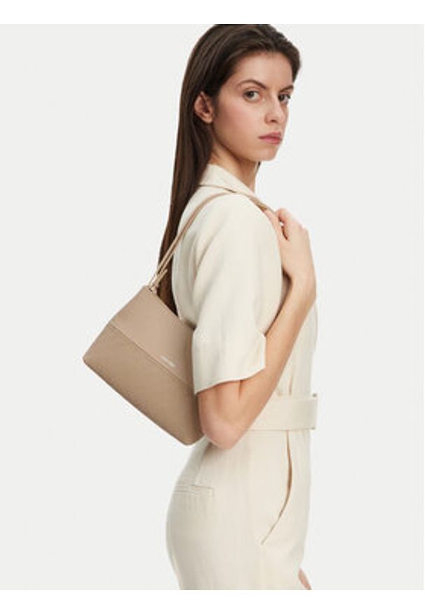Calvin Klein Torebka Ck Mixmedia Convertible Bag_Mono K60K613170 Beżowy. Kolor: beżowy. Materiał: skórzane