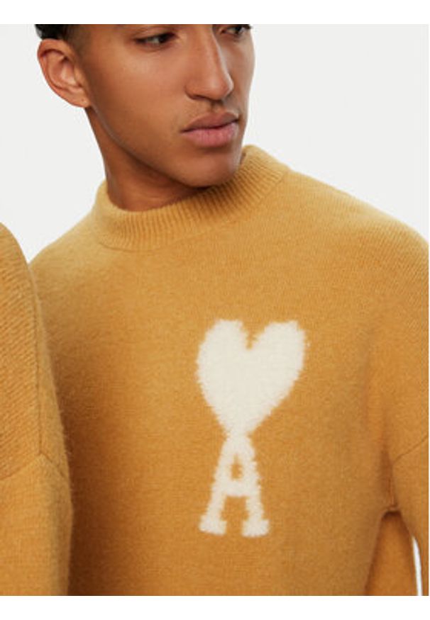 AMI PARIS - AMI Paris Sweter UKS025.KN0032 Żółty Regular Fit. Kolor: żółty. Materiał: wełna