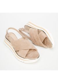 Wittchen - Damskie sandały zamszowe na platformie w paski beżowo-białe. Okazja: na spacer. Nosek buta: okrągły. Zapięcie: pasek. Kolor: biały, wielokolorowy, beżowy. Materiał: zamsz, skóra. Wzór: paski. Sezon: lato. Obcas: na platformie #4