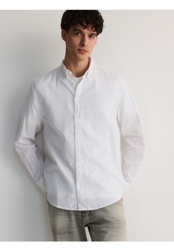 Reserved - Koszula regular z lnem - biały. Kolor: biały. Materiał: len