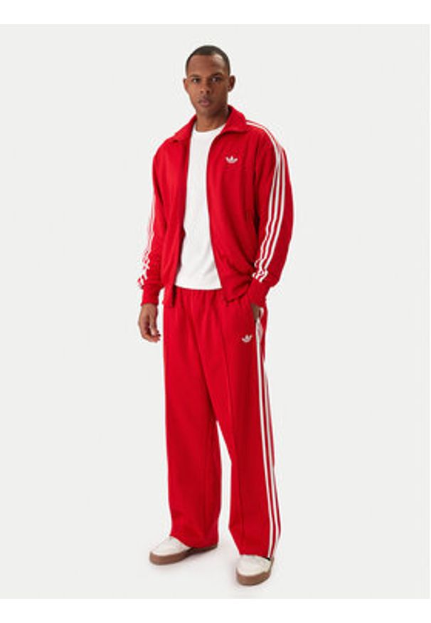 Adidas - adidas Spodnie dresowe adicolor KE3498 Czerwony Loose Fit. Kolor: czerwony. Materiał: bawełna