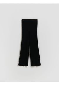 Reserved - Dzianinowe spodnie flare - czarny. Kolor: czarny. Materiał: dzianina #1