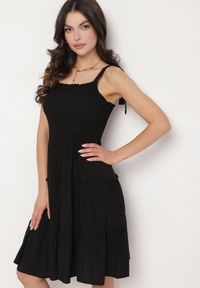 Born2be - Czarna Rozkloszowana Sukienka z Wiskozą na Wiązanych Ramiączkach Aralisse. Okazja: na co dzień. Typ kołnierza: dekolt kwadratowy. Kolor: czarny. Materiał: wiskoza. Długość rękawa: na ramiączkach. Typ sukienki: rozkloszowane. Styl: klasyczny, casual #5