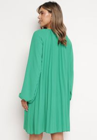 Born2be - Zielona Plisowana Sukienka z Bufiastymi Rękawami Perlase. Okazja: na co dzień. Kolor: zielony. Styl: casual, klasyczny, elegancki