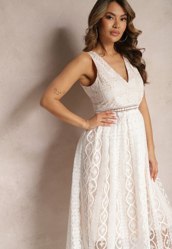 Renee - Jasnobeżowa Plisowana Sukienka na Ramiączkach z Ozdobnym Wzorem i Suwakiem Mirilla. Okazja: na co dzień, na spacer, na imprezę. Typ kołnierza: dekolt w kształcie V. Kolor: beżowy. Długość rękawa: na ramiączkach. Wzór: aplikacja. Typ sukienki: proste. Styl: casual, elegancki