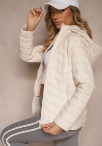 Renee - Jasnobeżowa Kurtka z Pikowanymi Przeszyciami i Odpinanym Kapturem Natisne. Okazja: na co dzień, na spacer. Kolor: beżowy. Materiał: koronka, jeans. Styl: klasyczny, elegancki, casual #4