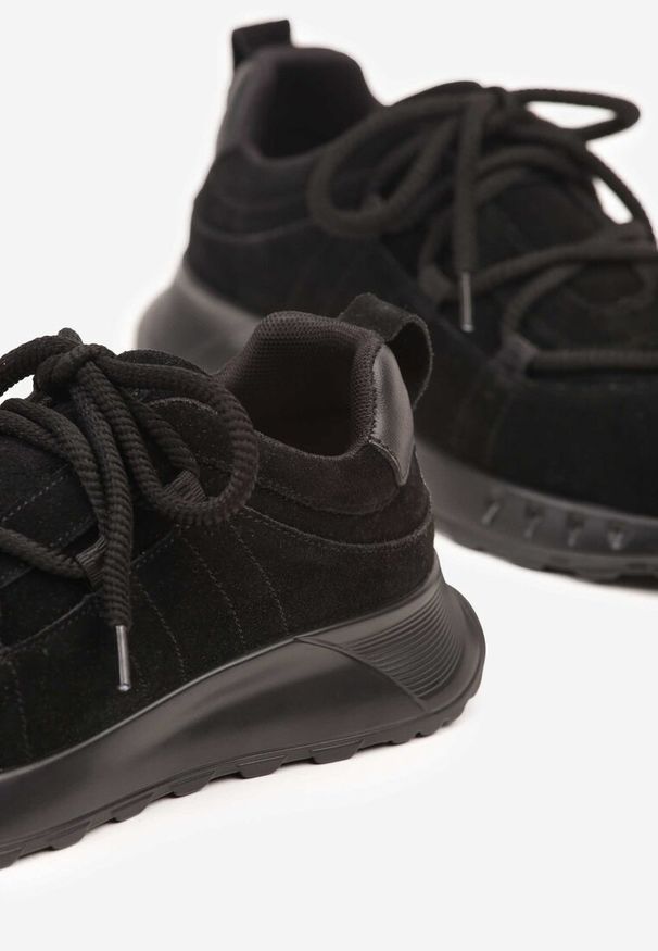 Renee - Czarne Zamszowe Sneakersy z Wkładką ze Skóry Naturalnej Dolavienne. Kolor: czarny. Materiał: zamsz, skóra. Szerokość cholewki: normalna