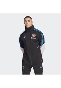 Kurtka do piłki nożnej męska Adidas Manchester United Condivo 22 Storm. Kolor: wielokolorowy, czarny, różowy. Materiał: materiał