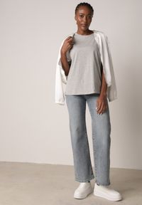 Born2be - Szary T-shirt z Bawełny Typu Oversize Nedika. Okazja: na co dzień. Kolor: szary. Materiał: bawełna. Styl: casual, klasyczny #7