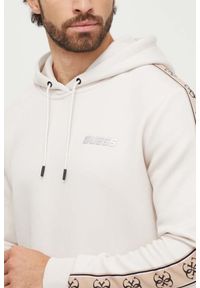 Guess - GUESS Beżowa męska bluza z lampasami Mickey, Rozmiar M. Okazja: na co dzień. Kolor: beżowy. Materiał: bawełna, poliester, materiał. Styl: casual, elegancki, sportowy #3