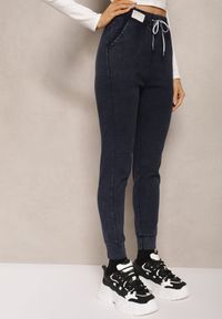 Renee - Granatowe Dresowe Spodnie Joggery z Bawełny z Gumką i Sznureczkiem w Talii Kaithira. Okazja: na co dzień. Kolor: niebieski. Materiał: bawełna, dresówka. Styl: casual, elegancki