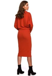 Stylove - Sukienka dzianinowa ołówkowa z nietoperzową górą ceglasta. Okazja: do pracy, na co dzień. Kolor: czerwony, brązowy. Materiał: dzianina. Sezon: jesień, wiosna. Typ sukienki: ołówkowe. Styl: casual #3