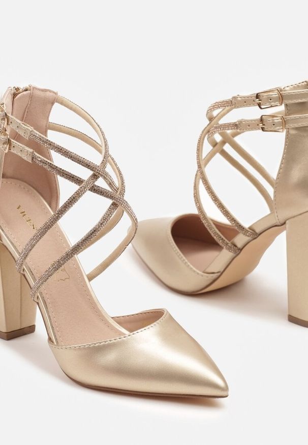 Born2be - Złote Czółenka Vices na Obcasie ze Skórzaną Wkładką Ozdobnymi Paskami i Cyrkoniami Rinnesca. Okazja: na spotkanie biznesowe, na imprezę. Zapięcie: pasek. Kolor: złoty. Materiał: skóra. Wzór: aplikacja. Obcas: na obcasie. Styl: biznesowy, wizytowy. Wysokość obcasa: średni