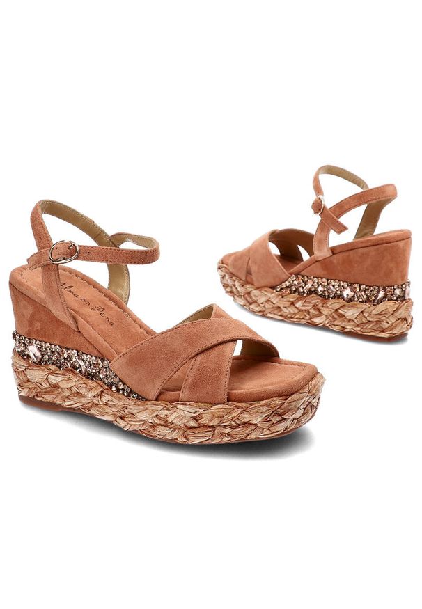 Pomarańczowe Sandały Alma En Pena Eleganckie Buty Na Koturnie. Okazja: na co dzień. Zapięcie: sprzączka, pasek. Kolor: pomarańczowy. Szerokość cholewki: normalna. Wzór: aplikacja. Materiał: skóra, zamsz. Sezon: lato. Obcas: na koturnie. Styl: elegancki. Wysokość obcasa: średni