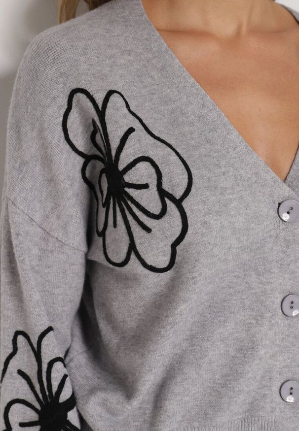 Born2be - Szary Kardigan na Guziki w Haftowane Kwiaty Tustara. Okazja: na co dzień. Kolor: szary. Materiał: jeans. Wzór: kwiaty, haft. Styl: casual