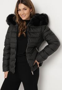 Born2be - Czarna Pikowana Kurtka z Odpinanym Kapturem i Futrzaną Podszewką Reandira. Okazja: na co dzień, na spacer. Kolor: czarny. Materiał: futro. Styl: casual, elegancki #4