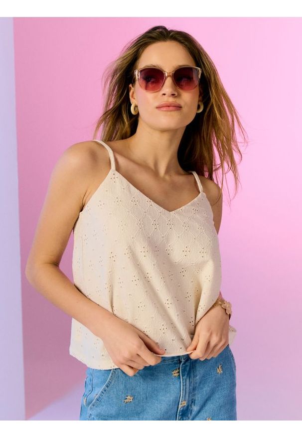 Sinsay - Ażurowy top na cienkich ramiączkach - kremowy. Kolor: kremowy. Długość rękawa: na ramiączkach. Wzór: ażurowy