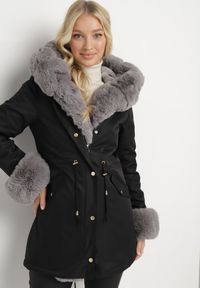 Born2be - Czarno-Szara Kurtka Parka z Futerkiem i Kapturem Aresja. Okazja: na co dzień. Kolor: czarny. Materiał: futro. Sezon: zima. Styl: casual #5
