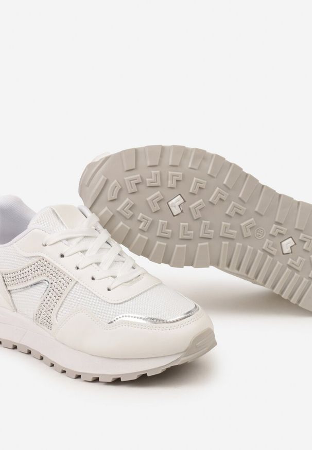 Renee - Białe Sneakersy z Cholewką przed Kostkę z Aplikacją z Cyrkonii Velvettes. Okazja: na spacer. Wysokość cholewki: przed kostkę. Kolor: biały. Szerokość cholewki: normalna. Wzór: aplikacja. Sport: turystyka piesza