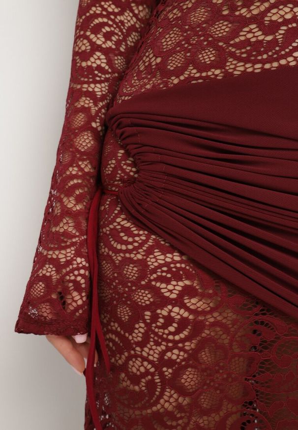 Born2be - Bordowa Koktajlowa Sukienka Koronkowa z Usztywnionymi Miseczkami i Marszczeniami Temias. Kolor: czerwony. Materiał: koronka. Długość rękawa: długi rękaw. Wzór: koronka. Styl: wizytowy