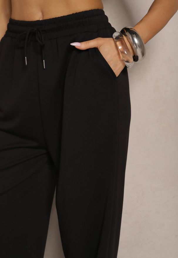 Renee - Czarne Szerokie Spodnie z Gumką w Talii i Kieszeniami Tosvelia. Okazja: na co dzień. Kolor: czarny. Styl: casual, elegancki